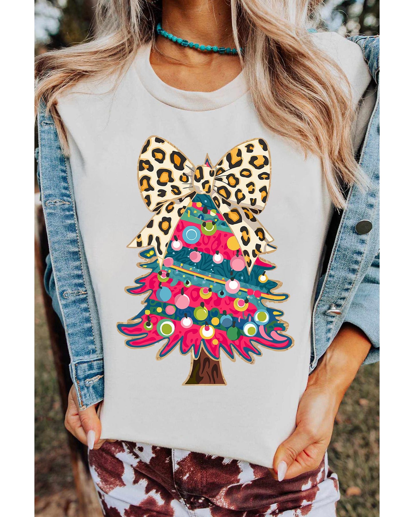 White Leopard Bow Decor Christmas Tree Graphic Crew Neck Tee - M