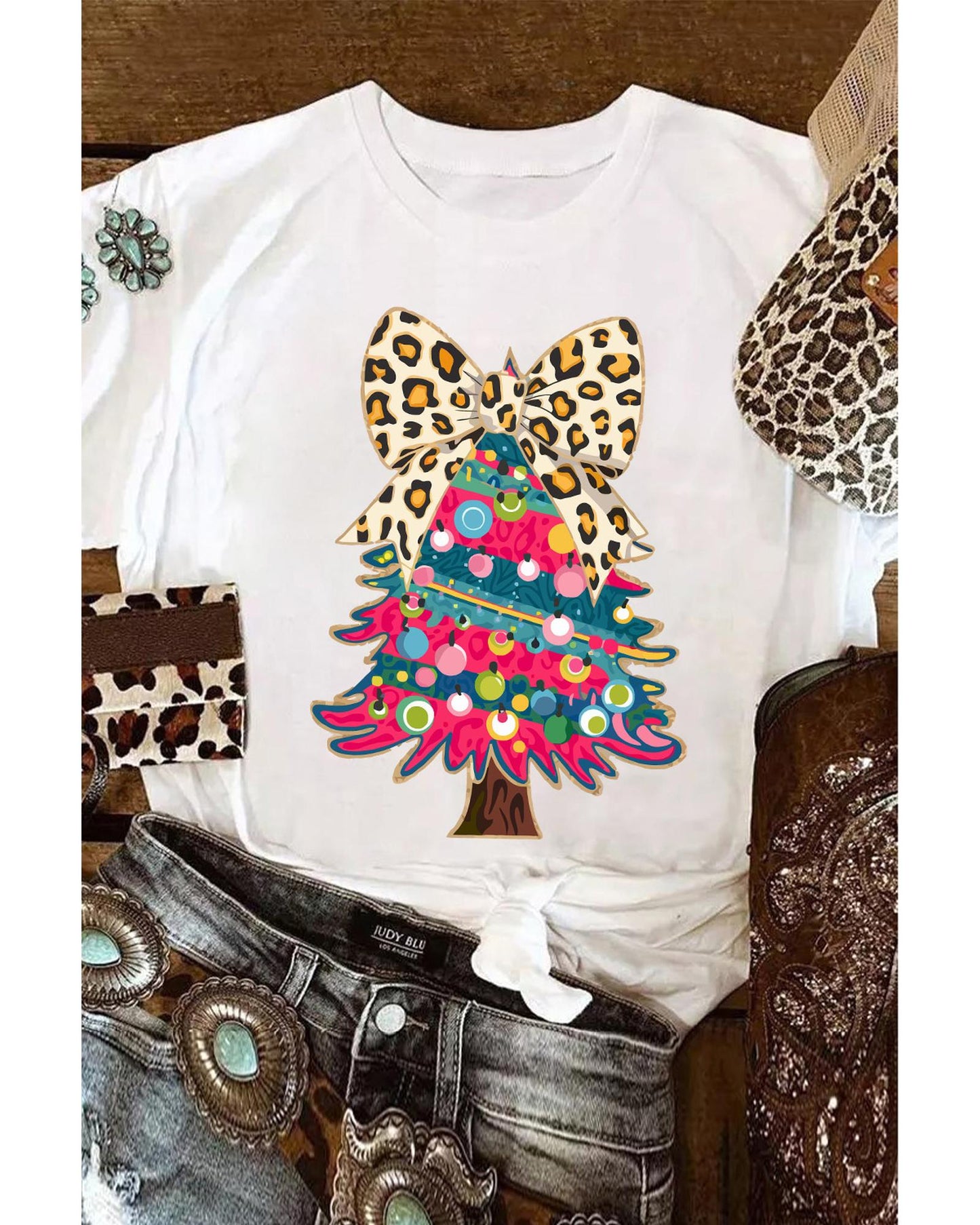 White Leopard Bow Decor Christmas Tree Graphic Crew Neck Tee - M